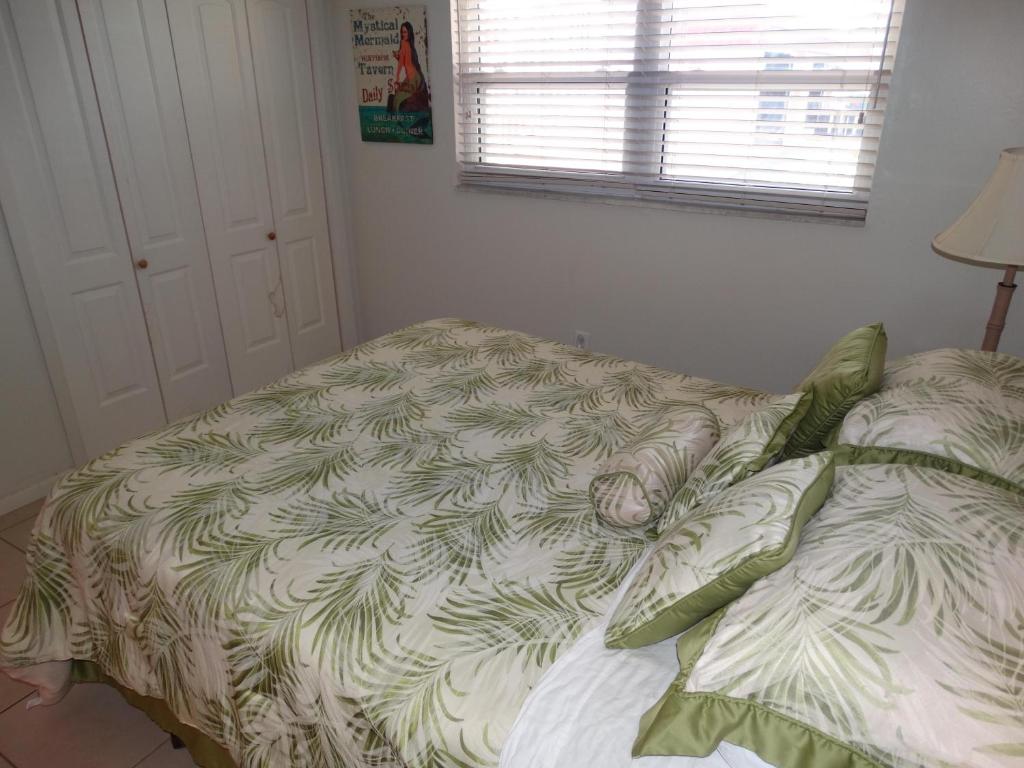 Letto o letti in una camera di Spanish Main Unit 4- Direct Oceanfront Condo!