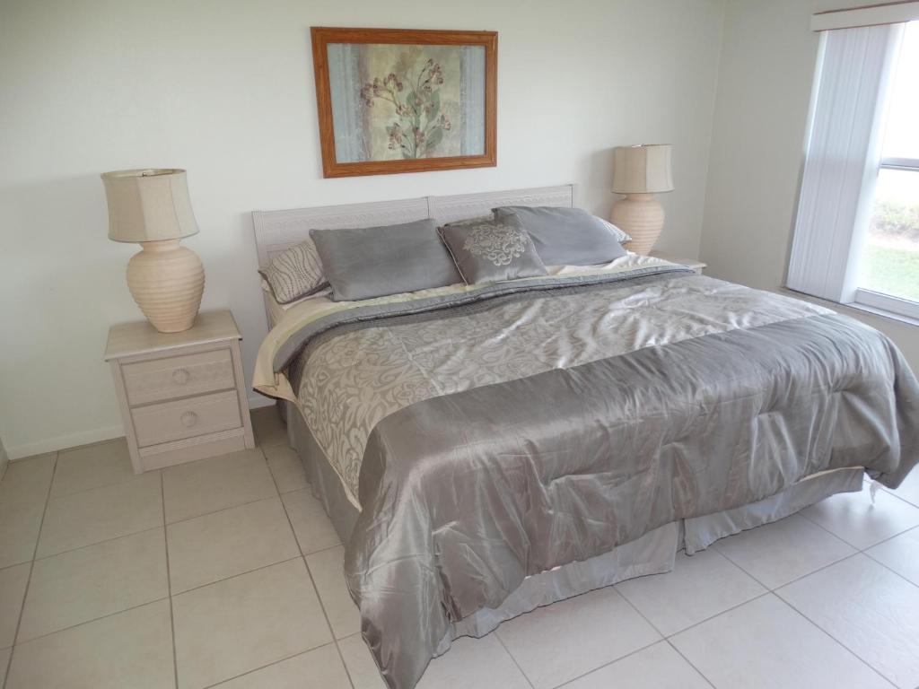Letto o letti in una camera di Spanish Main Unit 4- Direct Oceanfront Condo!