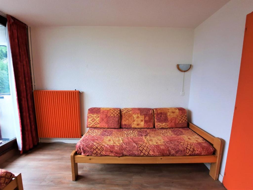 - un salon avec un canapé dans l'établissement Studio 2 pers - Ski aux pieds, balcon, centre Menuires - FR-1-452-216, aux Menuires