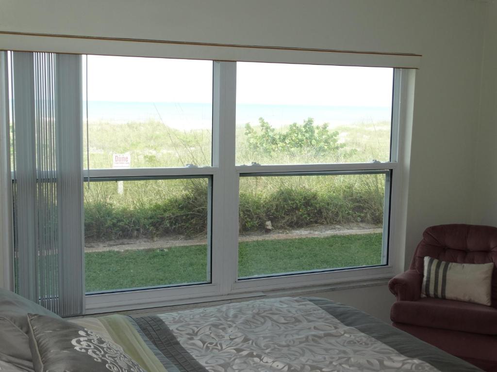 Area soggiorno di Spanish Main Unit 4- Direct Oceanfront Condo!