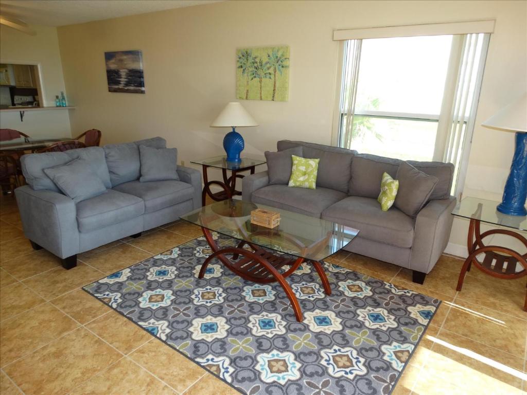 Posezení v ubytování Spanish Main Unit 1- Direct Oceanfront Condo!
