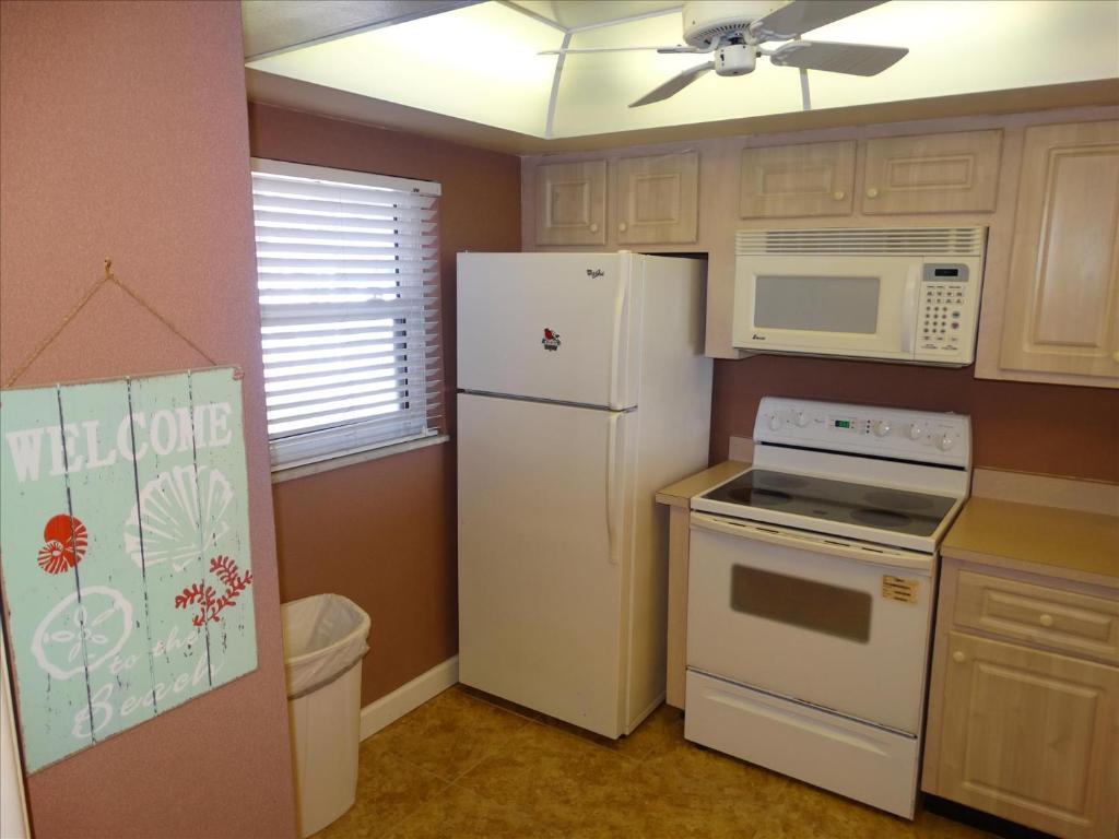 Kuchyň nebo kuchyňský kout v ubytování Spanish Main Unit 1- Direct Oceanfront Condo!