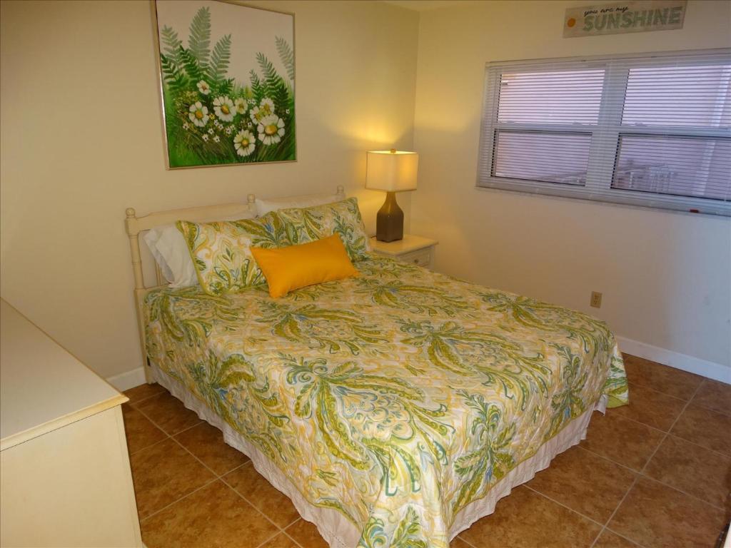 Postel nebo postele na pokoji v ubytování Spanish Main Unit 1- Direct Oceanfront Condo!
