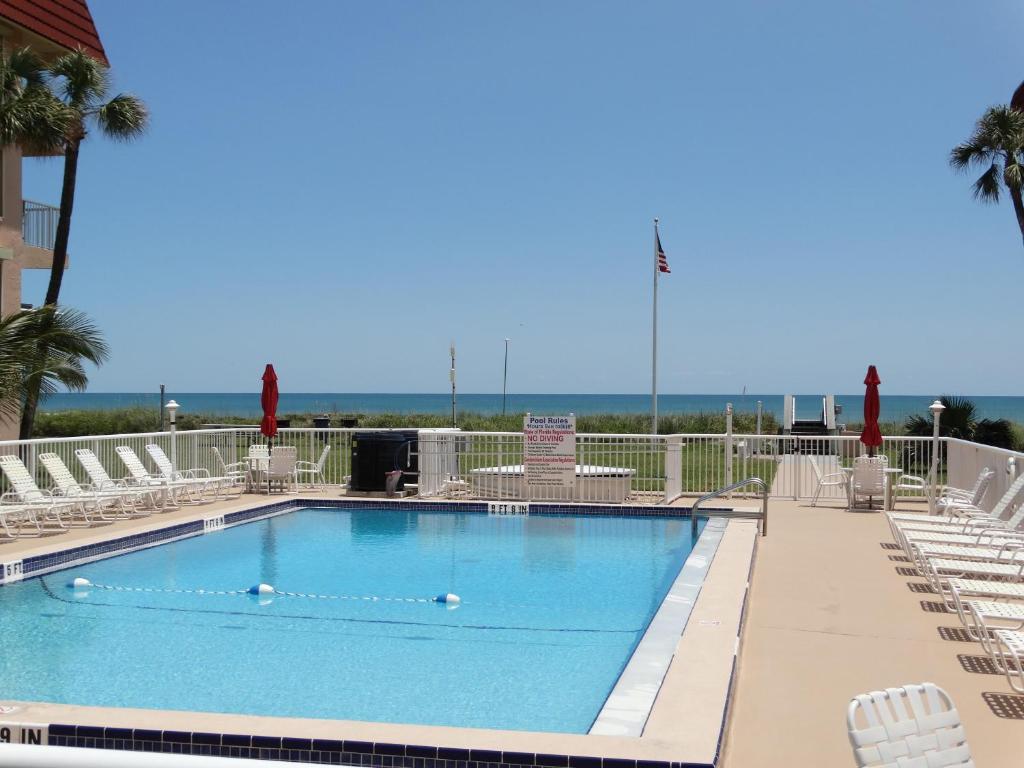 Bazén v ubytování Spanish Main 66- Direct Oceanfront Condo! nebo v jeho okolí