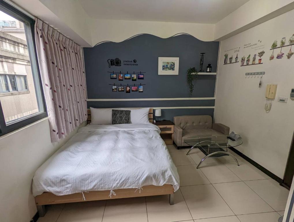 une chambre d'hôpital avec un lit et une chaise dans l'établissement 一中宿屋, à Taichung