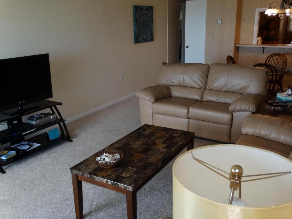 Posezení v ubytování Spanish Main 66- Direct Oceanfront Condo!