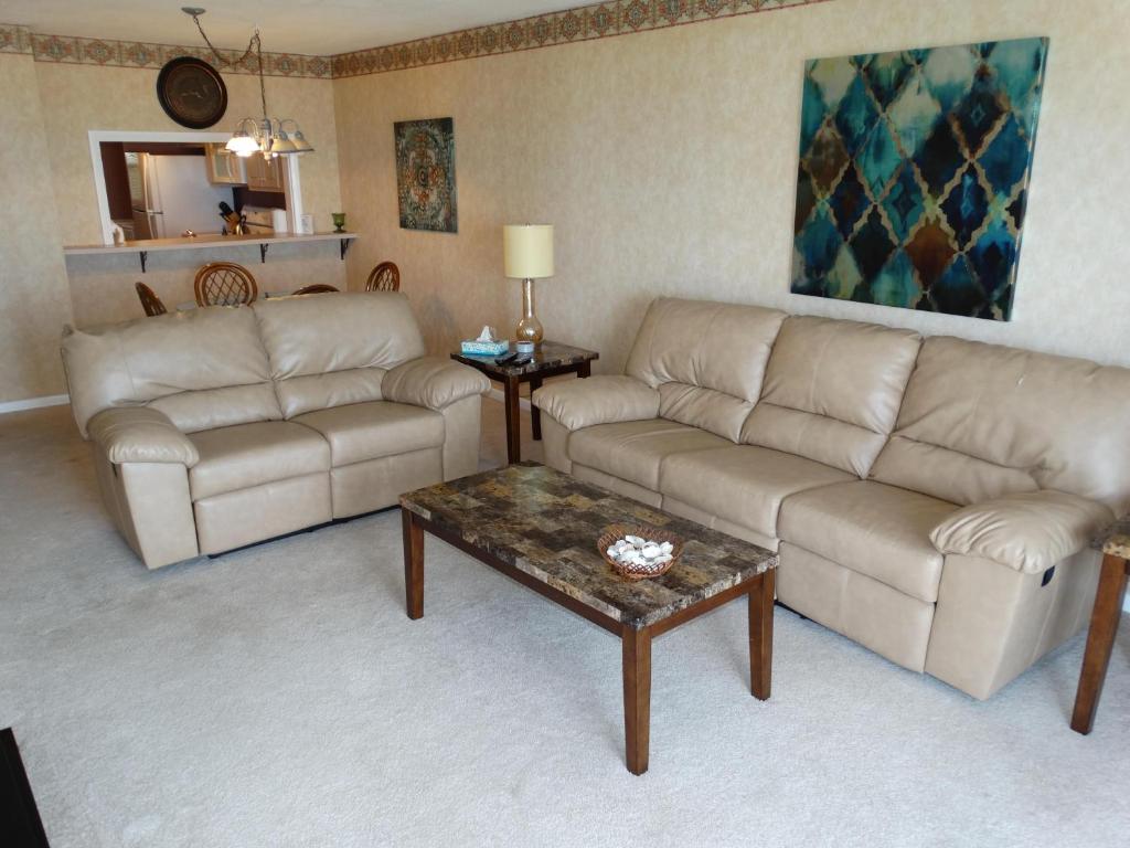 Posezení v ubytování Spanish Main 66- Direct Oceanfront Condo!