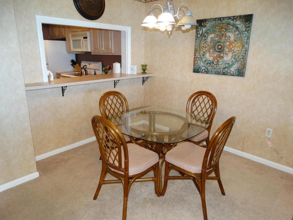 Kuchyň nebo kuchyňský kout v ubytování Spanish Main 66- Direct Oceanfront Condo!