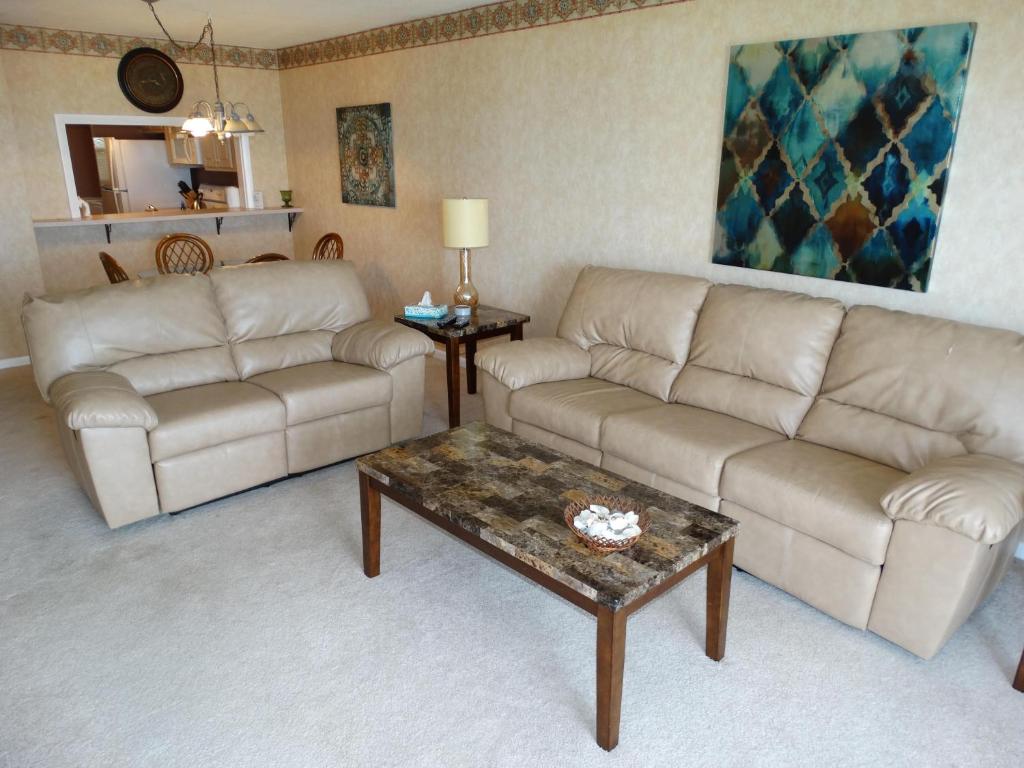 Posezení v ubytování Spanish Main 66- Direct Oceanfront Condo!