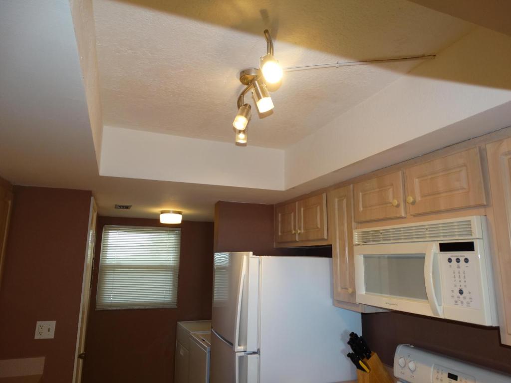 Kuchyň nebo kuchyňský kout v ubytování Spanish Main 66- Direct Oceanfront Condo!