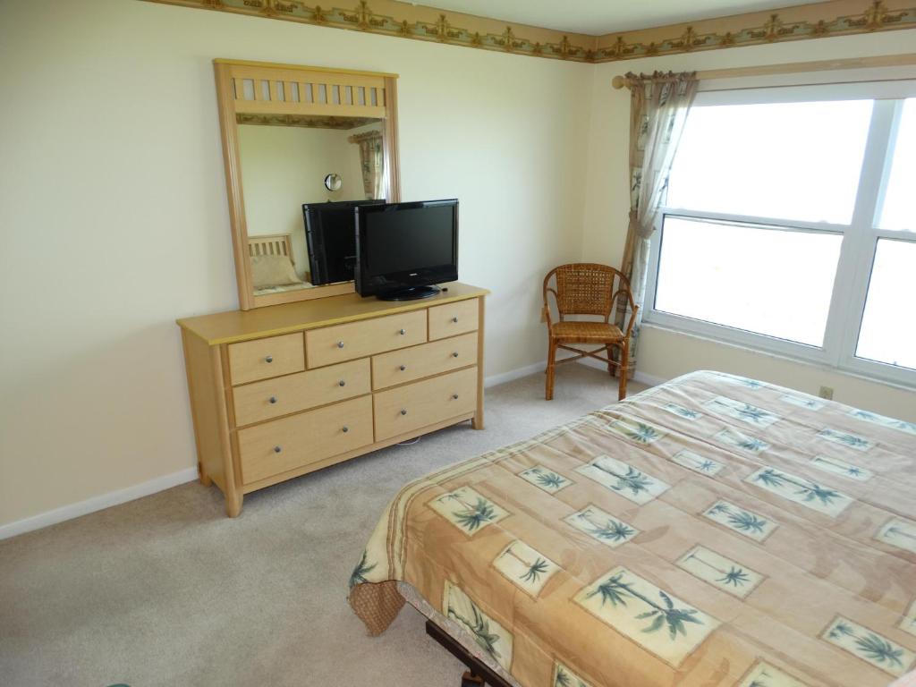 TV a/nebo společenská místnost v ubytování Spanish Main 66- Direct Oceanfront Condo!