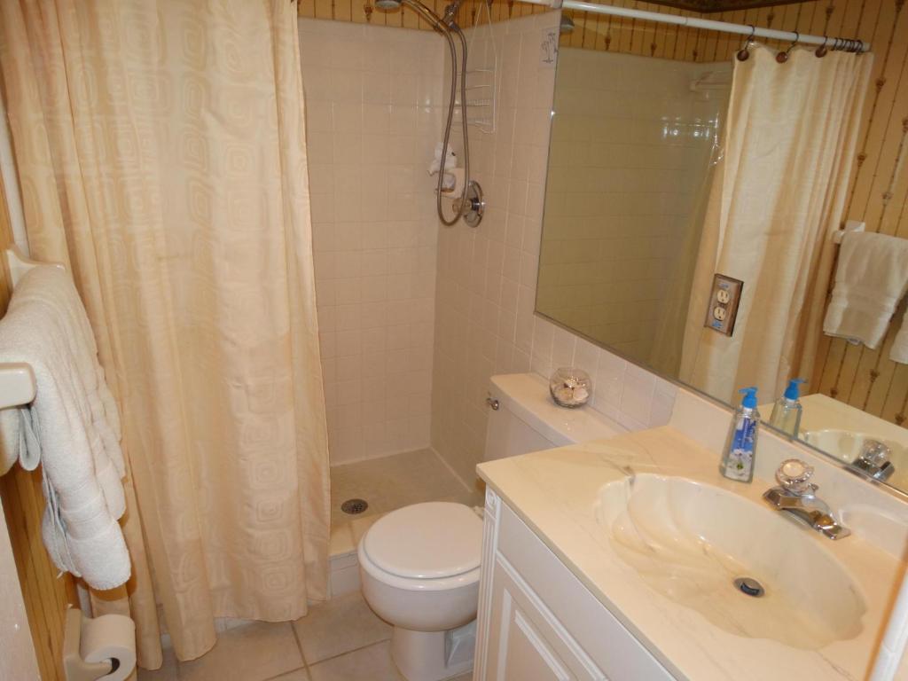 Koupelna v ubytování Spanish Main 66- Direct Oceanfront Condo!