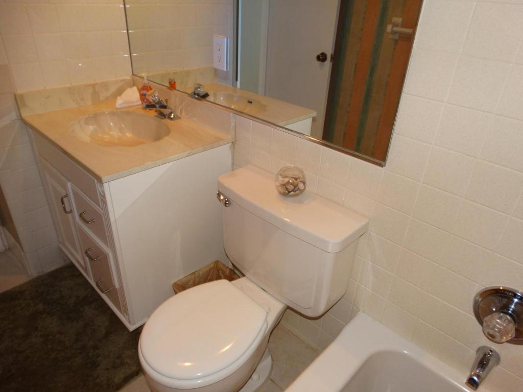 Koupelna v ubytování Spanish Main 66- Direct Oceanfront Condo!