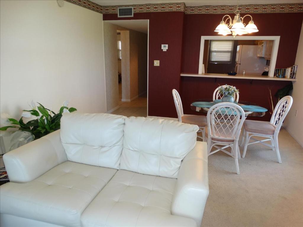 Posezení v ubytování Spanish Main 61 - Direct Oceanfront Condo!