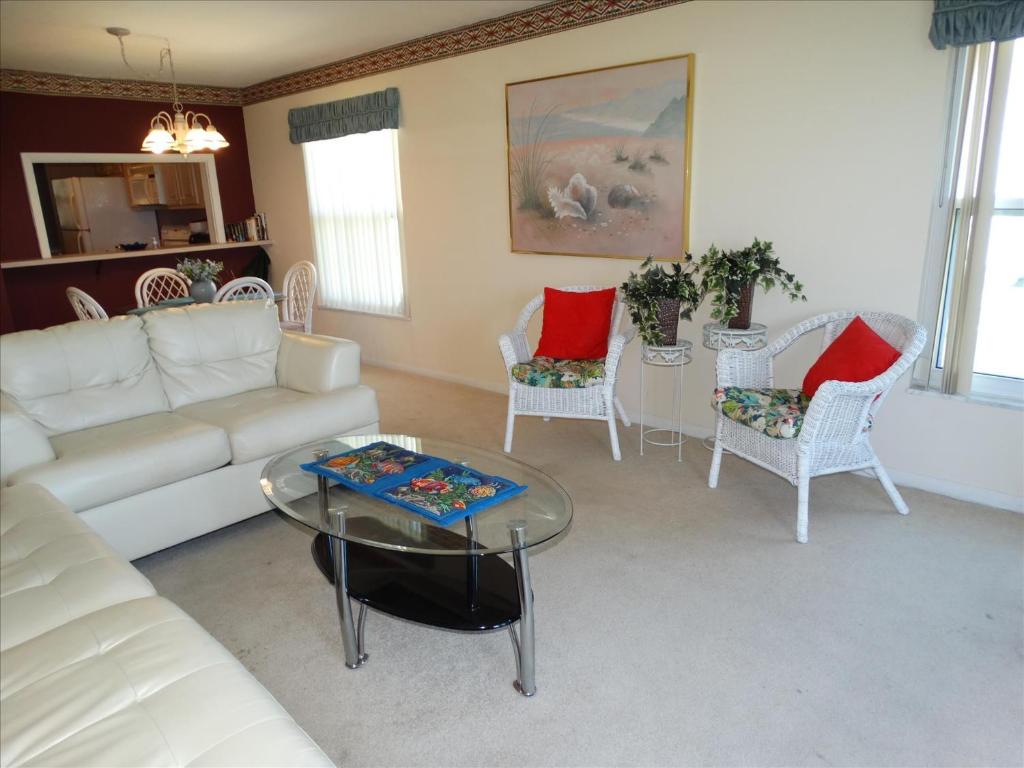 Posezení v ubytování Spanish Main 61 - Direct Oceanfront Condo!