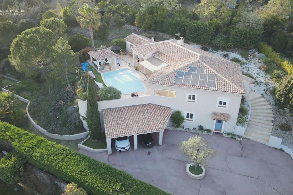 uma vista aérea de uma casa com piscina em Magnifique villa avec piscine en Provence Verte em La Roquebrussanne