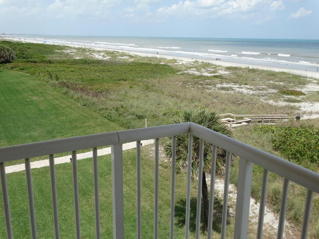 balcone con vista sulla spiaggia. di Spanish Main 69- Direct Oceanfront Condo! a Cocoa Beach