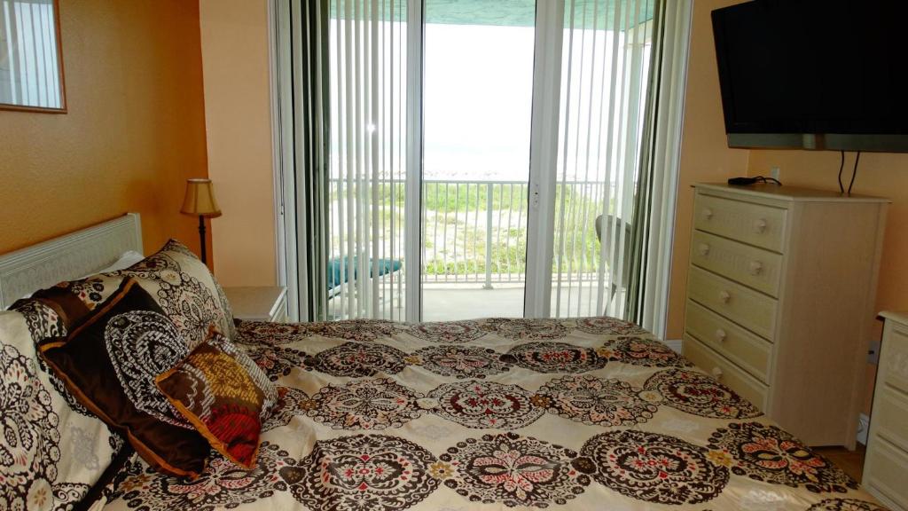 Postel nebo postele na pokoji v ubytování Ocean Beach Villas Unit 203- Direct Oceanfront Condo!