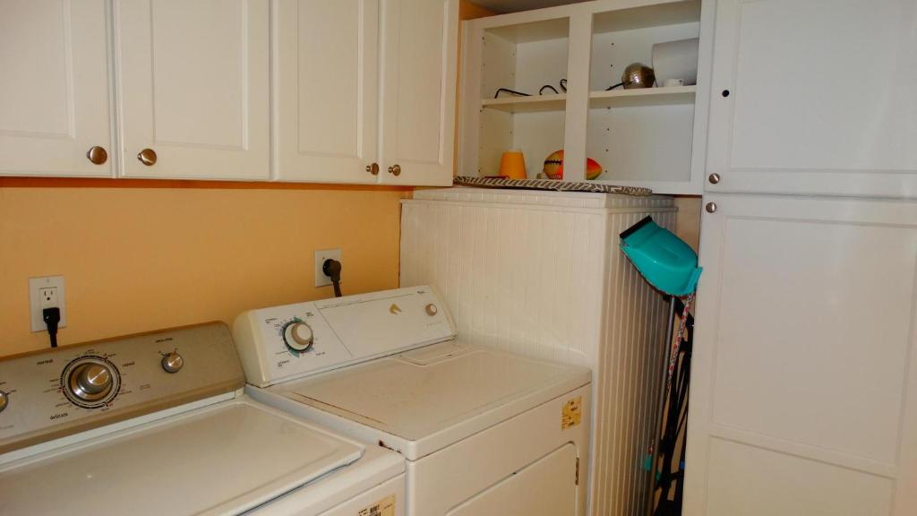 Kuchyň nebo kuchyňský kout v ubytování Ocean Beach Villas Unit 203- Direct Oceanfront Condo!