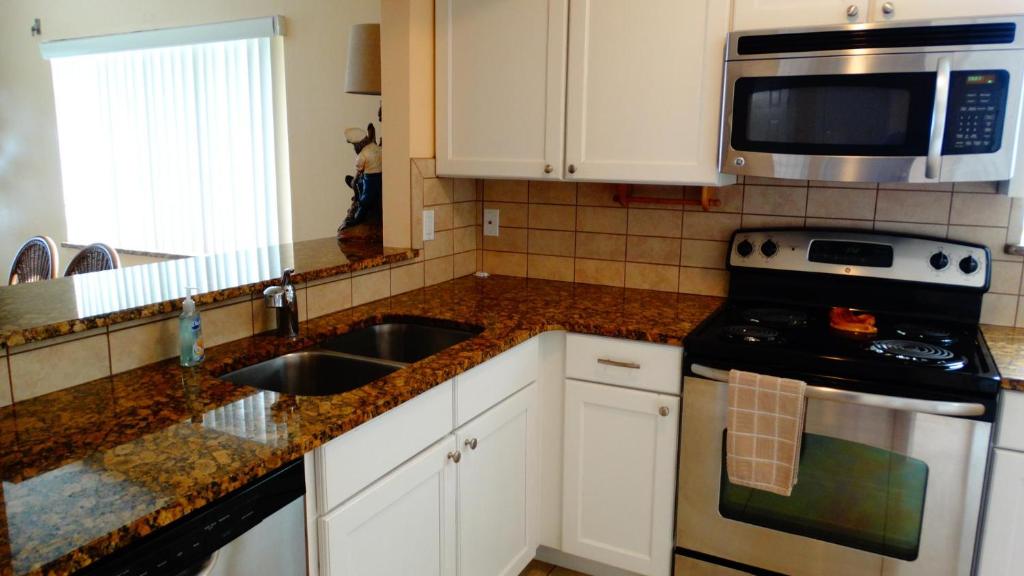 Kuchyň nebo kuchyňský kout v ubytování Ocean Beach Villas Unit 203- Direct Oceanfront Condo!