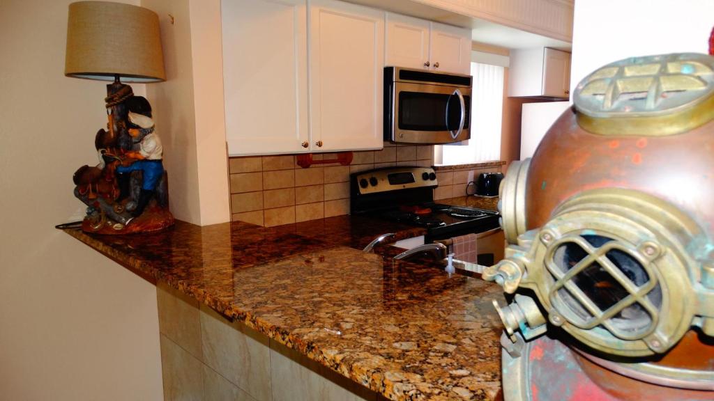 TV a/nebo společenská místnost v ubytování Ocean Beach Villas Unit 203- Direct Oceanfront Condo!