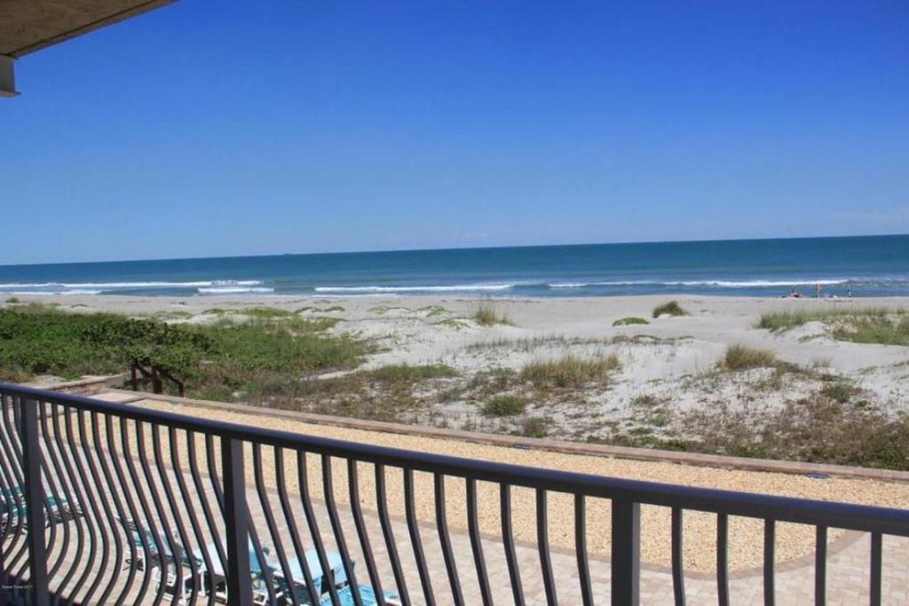 uma varanda com vista para a praia e para o oceano em Ocean Beach Villas Unit 302- Direct Oceanfront Condo! em Cocoa Beach