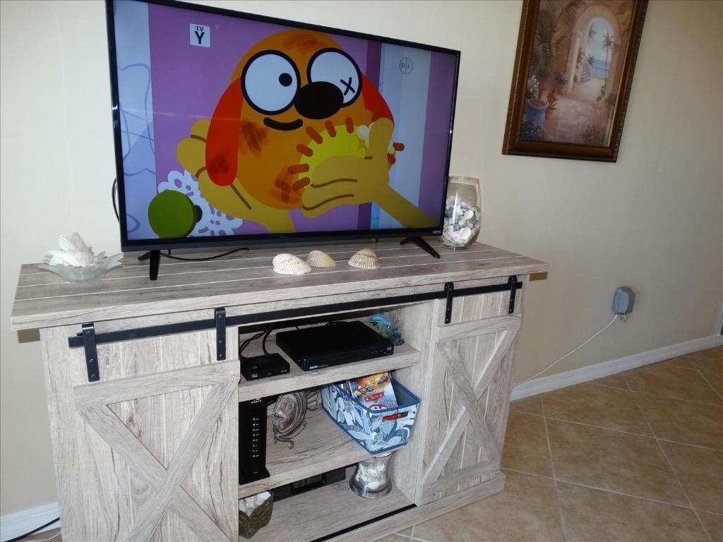 TV a/nebo společenská místnost v ubytování Sandcastles 701- Space Coast Ocean view!