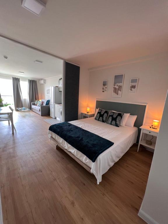 una camera con un grande letto di Apartamento Las vistas a Morro del Jable