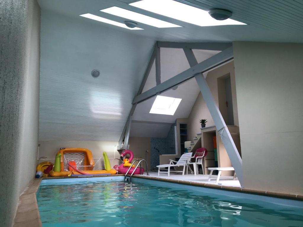 uma piscina num quarto com piscina em Chambres d'hôtes "Là Je Ris" em Lagery