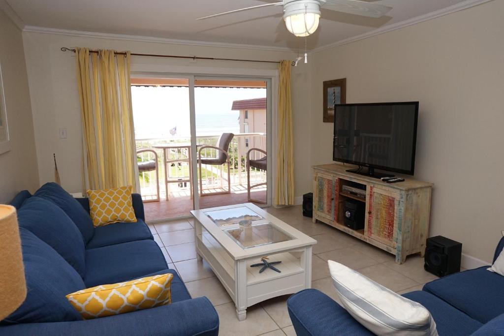 TV a/nebo společenská místnost v ubytování WOW! Updated Oceanfront, Pool Front Spanish Main Condo 45!