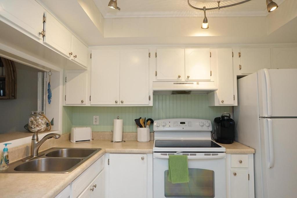 Kuchyň nebo kuchyňský kout v ubytování WOW! Updated Oceanfront, Pool Front Spanish Main Condo 45!
