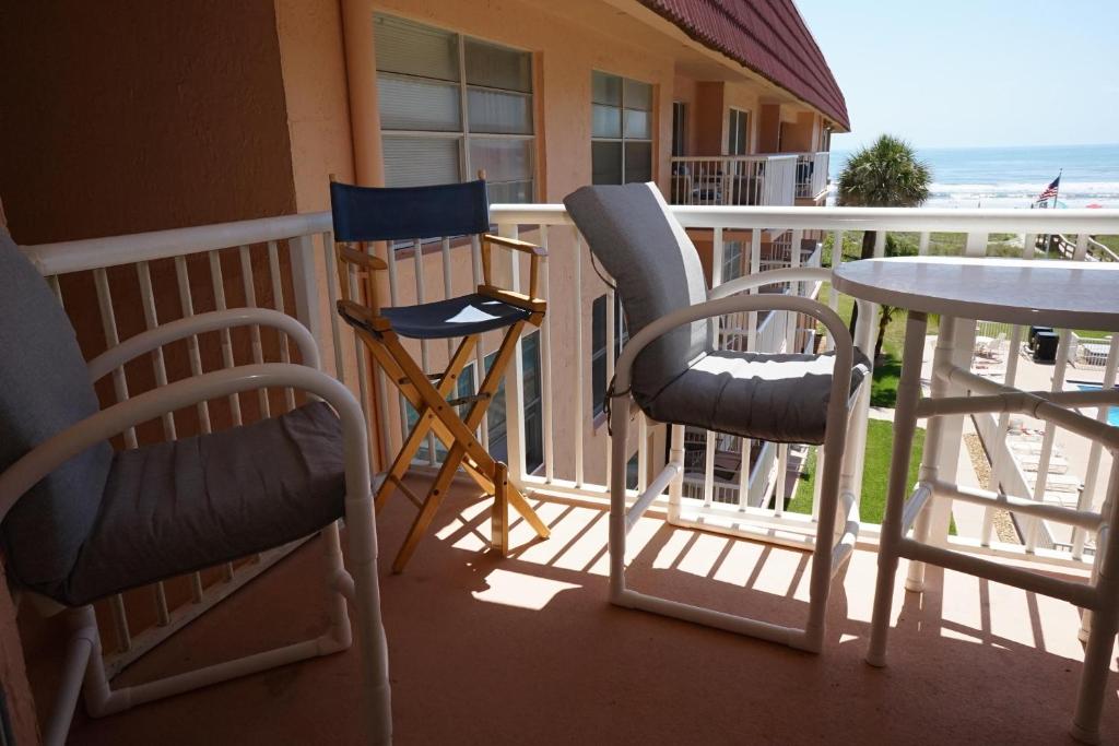 Balkón nebo terasa v ubytování WOW! Updated Oceanfront, Pool Front Spanish Main Condo 45!