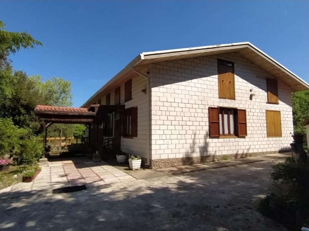 uma casa de tijolos brancos com um alpendre em La Casa di Anna nel Parco della Majella Abruzzo Rapino CH em Rapino