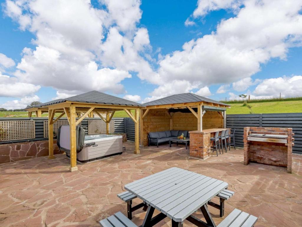 Patio nebo venkovní prostory v ubytování Westertonhill Lodge 5 Newbuild with Hot Tub Option