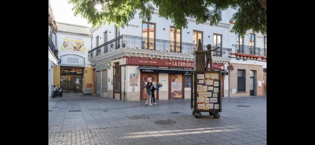 una persona está parada frente a una calle en Experiencia en Triana en Sevilla