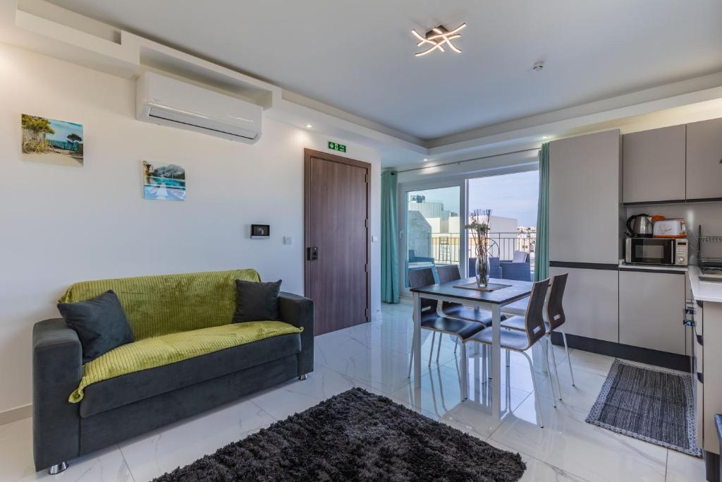 Kuchyň nebo kuchyňský kout v ubytování Terrace View - A Stylish Two Bedrooms Penthouse AC-WIFI