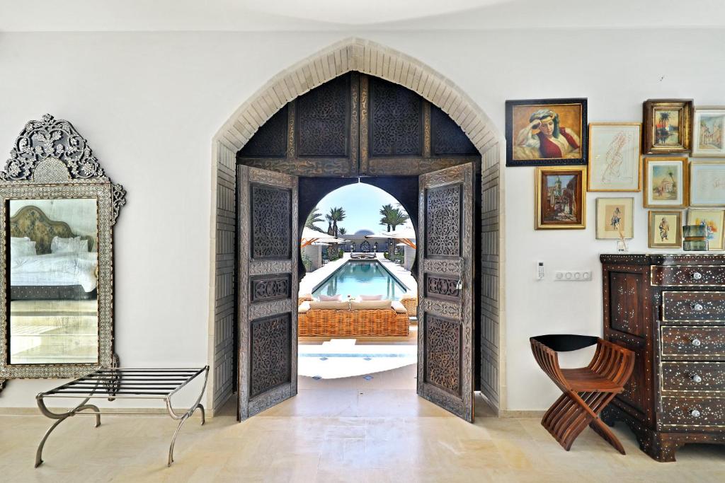 Drzwi otwarte w pokoju z widokiem w obiekcie DAR OOMI w mieście Dżardżis