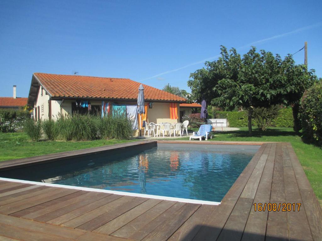 einen Pool im Hof eines Hauses in der Unterkunft villa l'indoun in Seignosse