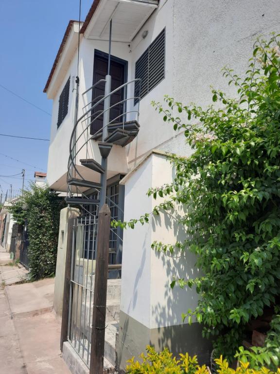 ein weißes Haus mit einem Hydranten an der Seite in der Unterkunft Departamento Coronel Arias in San Salvador de Jujuy
