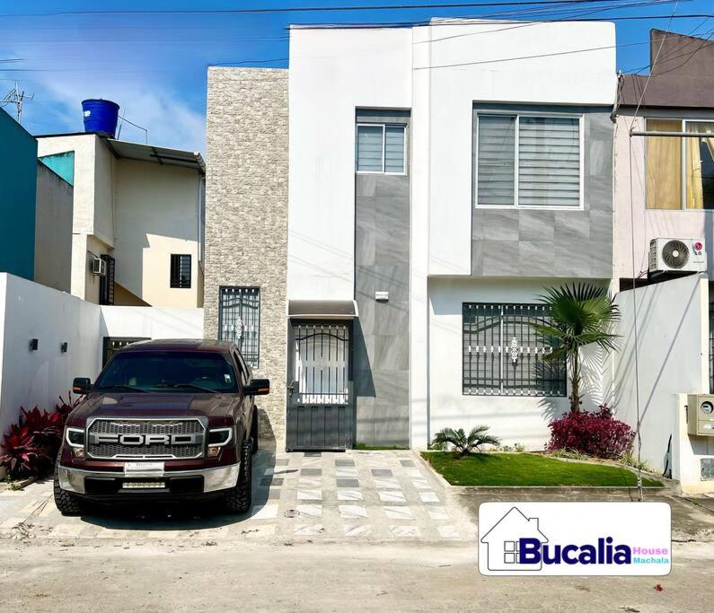 馬查拉的住宿－Bucalia House Machala，停在房子前面的卡车
