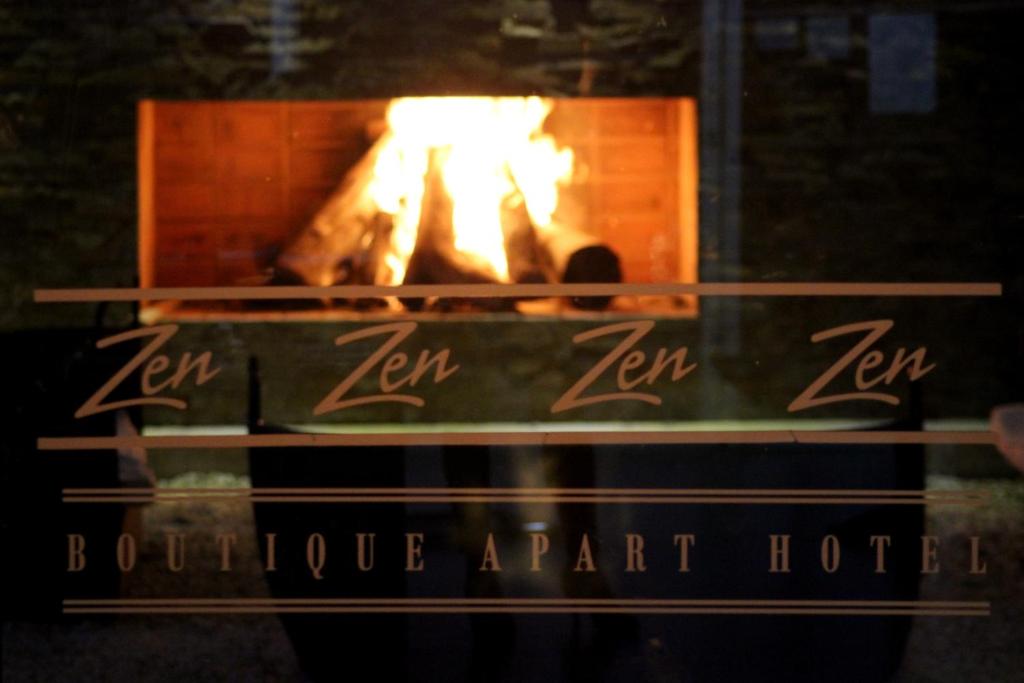 Zen Boutique Apart Hotel في لا بالوما: فرن نار وامامه شخص
