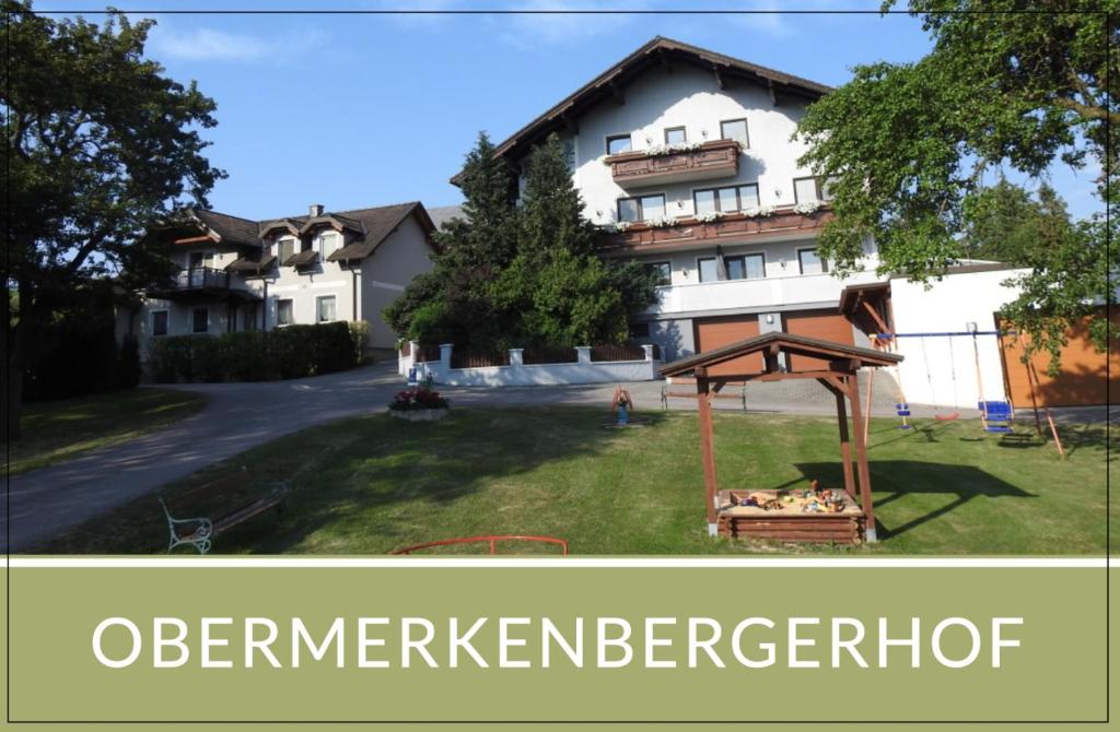 ein Bild eines Apartmenthauses mit Spielplatz in der Unterkunft Obermerkenbergerhof in Hofstetten