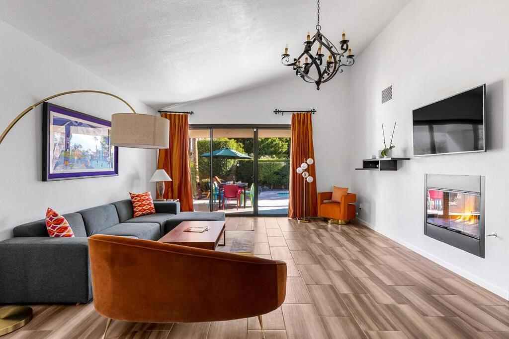 een woonkamer met een bank en een tafel bij The Sunset House Pool & Spa in Palm Springs