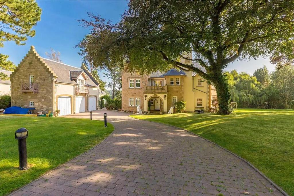 マッセルバーグにあるSuperb 5 bedroom Villa 16 mins from City Centreの大黄色の家