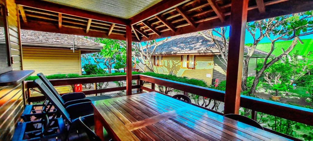 MOOREA - The Golden Reef Bungalow Moorea - Bungalow Con Vista Al Jardín