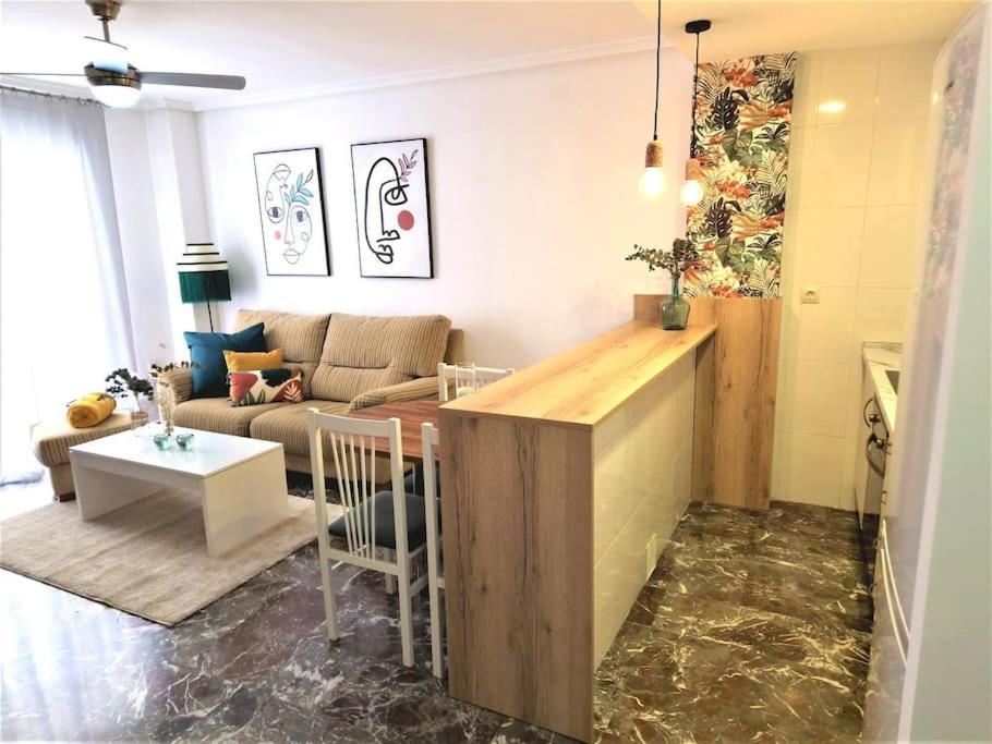 een woonkamer met een bank en een tafel bij Piso-Loft COS Centro Jaén 2 in Jaén