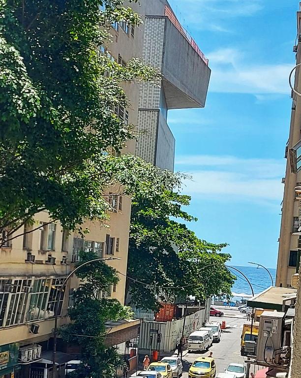 una calle de la ciudad con coches y un edificio alto en Studio Verde-Coral Copacabana, en Río de Janeiro