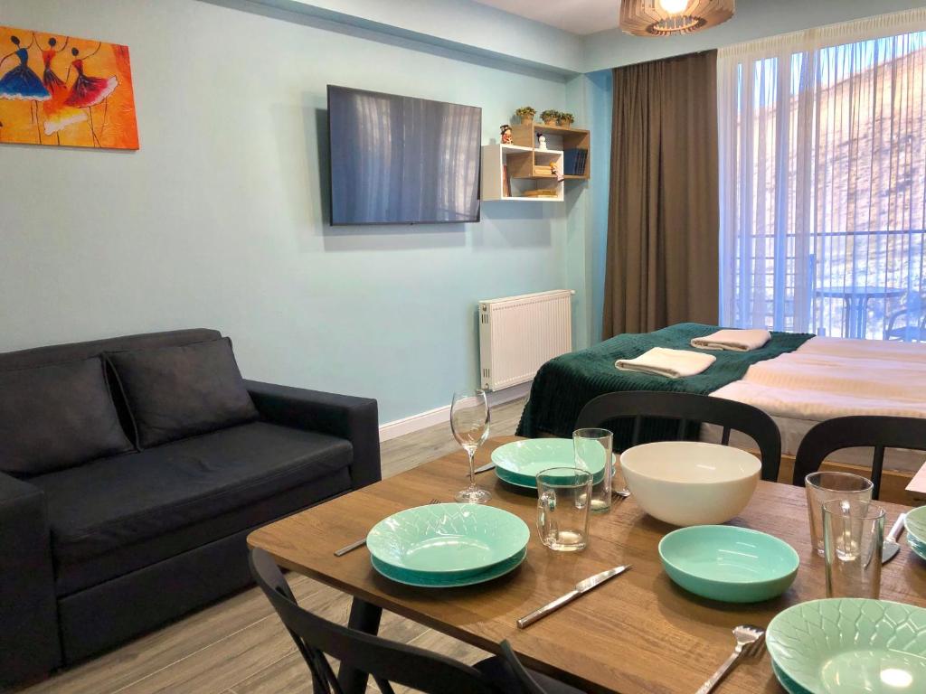 TV a/nebo společenská místnost v ubytování 2-room Apartment NFT New Gudauri Atrium Suite