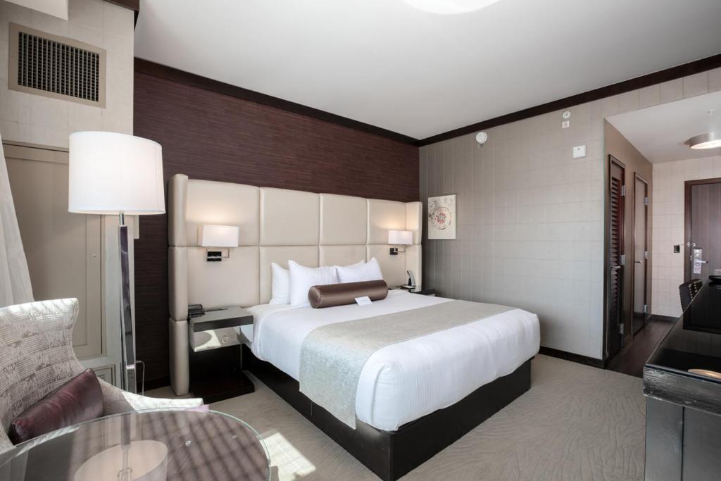 Viejas Casino & Willows Hotel - Deluxe King - Adoplement Solo 21+ (Old Hotel)