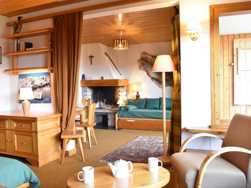 - un salon avec un canapé et un lit dans une chambre dans l'établissement Studio divisible 4 pers. à Méribel, à 100m des pistes et 150m des commerces - FR-1-180-72, à Méribel